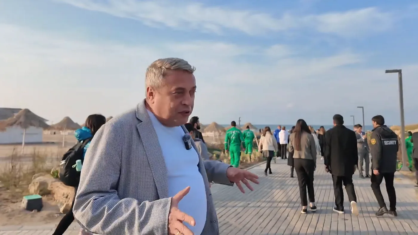Аллея к пляжу: вдоль дорожки — лунки для новых гранатов и лейки садовников